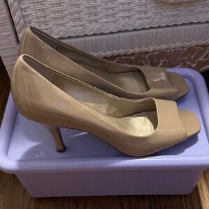 Tahari Riddle Elegant Tan Beige Patent Peep-Toe Heels Size 9 👠